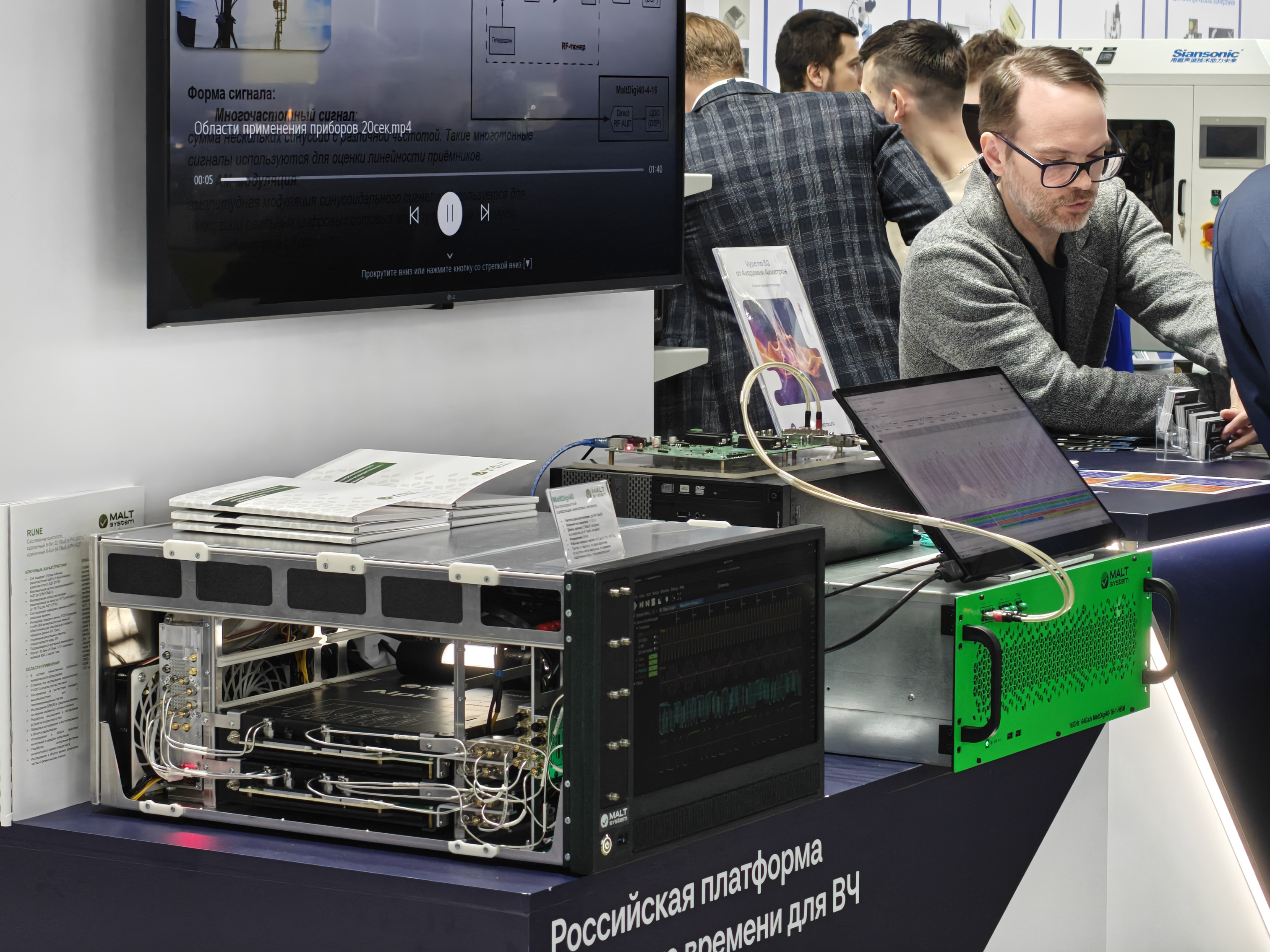 4-канальная настольная версия MaltDigi40 с сенсорным экраном и снятой боковой панелью, стенд Акметрон ExpoElectronica 2026